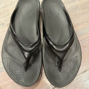 OOFOS Black Comfort Sandals